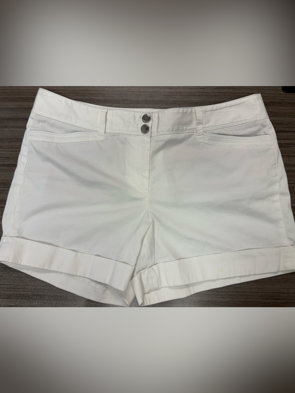 🤍 White House Black Market White Shorts (Size 14) 🤍